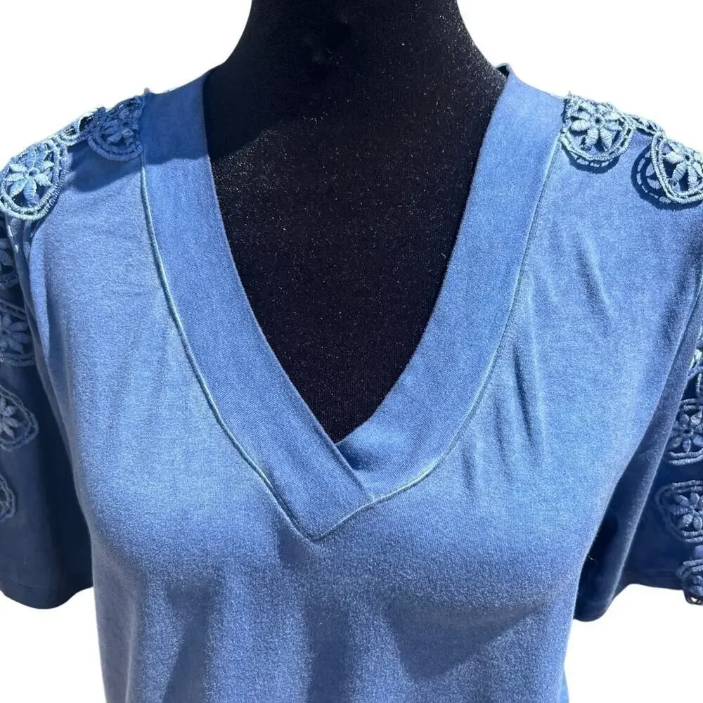 New Directions Women’s M top, blue with embroidery on sleeves